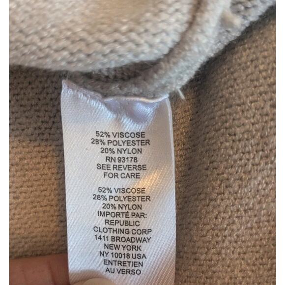 Tahari Grey Crew Neck Sweater Women's M Soft Feels Like Cashmere - Picture 8 of 9